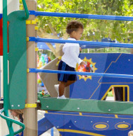 PEOPLE - Klein Saint West hat Spass im Park mit seiner Nanny