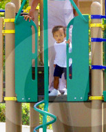 PEOPLE - Klein Saint West hat Spass im Park mit seiner Nanny