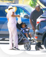 PEOPLE - Klein Saint West hat Spass im Park mit seiner Nanny