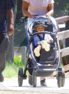 PEOPLE - Klein Saint West hat Spass im Park mit seiner Nanny