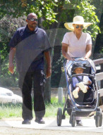 PEOPLE - Klein Saint West hat Spass im Park mit seiner Nanny