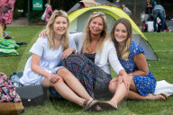 NEWS - Tennis Wimbledon: Fans warten geduldig auf Einlass