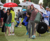 NEWS - Tennis Wimbledon: Fans warten geduldig auf Einlass