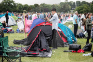 NEWS - Tennis Wimbledon: Fans warten geduldig auf Einlass