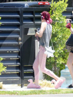 PEOPLE - Hat Bella Thorne die Lockenwickler im Haar vergessen?