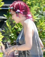 PEOPLE - Hat Bella Thorne die Lockenwickler im Haar vergessen?