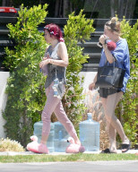 PEOPLE - Hat Bella Thorne die Lockenwickler im Haar vergessen?