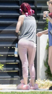 PEOPLE - Hat Bella Thorne die Lockenwickler im Haar vergessen?