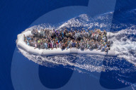 NEWS - Italien: Erneutes Boot mit Flüchtlingen gestrandet