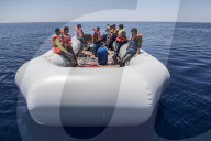 NEWS - Italien: Erneutes Boot mit Flüchtlingen gestrandet