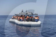 NEWS - Italien: Erneutes Boot mit Flüchtlingen gestrandet