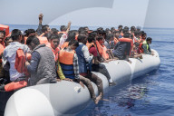 NEWS - Italien: Erneutes Boot mit Flüchtlingen gestrandet