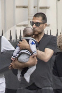 EXKLUSIV - Janet Jackson Noch-Ehemann Wissam Al Manna geht mit seinem kleinen Sohn in Park