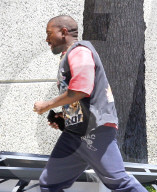 PEOPLE - Kanye West rennt ins Büro