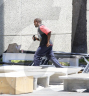 PEOPLE - Kanye West rennt ins Büro
