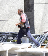 PEOPLE - Kanye West rennt ins Büro