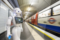 FEATURE - Grossbritanniens erster Roboter der im Büro arbeitet