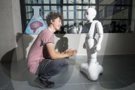 FEATURE - Grossbritanniens erster Roboter der im Büro arbeitet