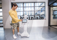 FEATURE - Grossbritanniens erster Roboter der im Büro arbeitet