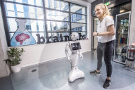 FEATURE - Grossbritanniens erster Roboter der im Büro arbeitet