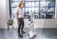 FEATURE - Grossbritanniens erster Roboter der im Büro arbeitet