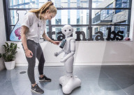 FEATURE - Grossbritanniens erster Roboter der im Büro arbeitet