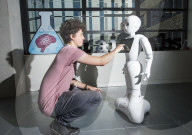 FEATURE - Grossbritanniens erster Roboter der im Büro arbeitet