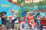 NEWS - Neuer Rekord bei Wettessen: 72 Hotdogs in zehn Minuten