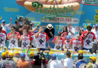 NEWS - Neuer Rekord bei Wettessen: 72 Hotdogs in zehn Minuten