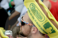 NEWS - Neuer Rekord bei Wettessen: 72 Hotdogs in zehn Minuten