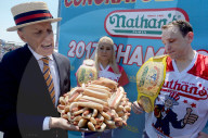 NEWS - Neuer Rekord bei Wettessen: 72 Hotdogs in zehn Minuten