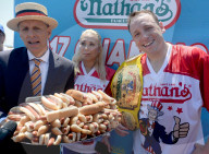 NEWS - Neuer Rekord bei Wettessen: 72 Hotdogs in zehn Minuten