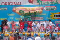NEWS - Neuer Rekord bei Wettessen: 72 Hotdogs in zehn Minuten