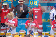 NEWS - Neuer Rekord bei Wettessen: 72 Hotdogs in zehn Minuten