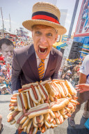 NEWS - Neuer Rekord bei Wettessen: 72 Hotdogs in zehn Minuten
