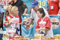 NEWS - Neuer Rekord bei Wettessen: 72 Hotdogs in zehn Minuten