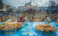 NEWS - Neuer Rekord bei Wettessen: 72 Hotdogs in zehn Minuten