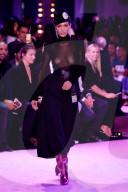 PEOPLE - Weniger ist mehr: Bella Hadid BH-los auf dem Laufsteg