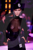 PEOPLE - Weniger ist mehr: Bella Hadid BH-los auf dem Laufsteg