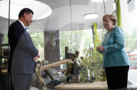 NEWS - Merkel und Xi im Panda Garden im Zoo Berlin