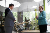 NEWS - Merkel und Xi im Panda Garden im Zoo Berlin