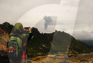NEWS - Indonesien: Vulkan Sinabung spuckt wieder Asche und Lava