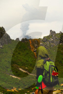 NEWS - Indonesien: Vulkan Sinabung spuckt wieder Asche und Lava