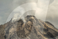NEWS - Indonesien: Vulkan Sinabung spuckt wieder Asche und Lava