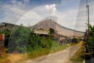 NEWS - Indonesien: Vulkan Sinabung spuckt wieder Asche und Lava