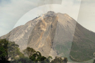 NEWS - Indonesien: Vulkan Sinabung spuckt wieder Asche und Lava