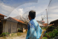 NEWS - Indonesien: Vulkan Sinabung spuckt wieder Asche und Lava