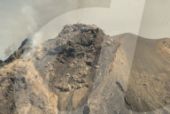 NEWS - Indonesien: Vulkan Sinabung spuckt wieder Asche und Lava