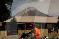 NEWS - Indonesien: Vulkan Sinabung spuckt wieder Asche und Lava