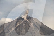 NEWS - Indonesien: Vulkan Sinabung spuckt wieder Asche und Lava